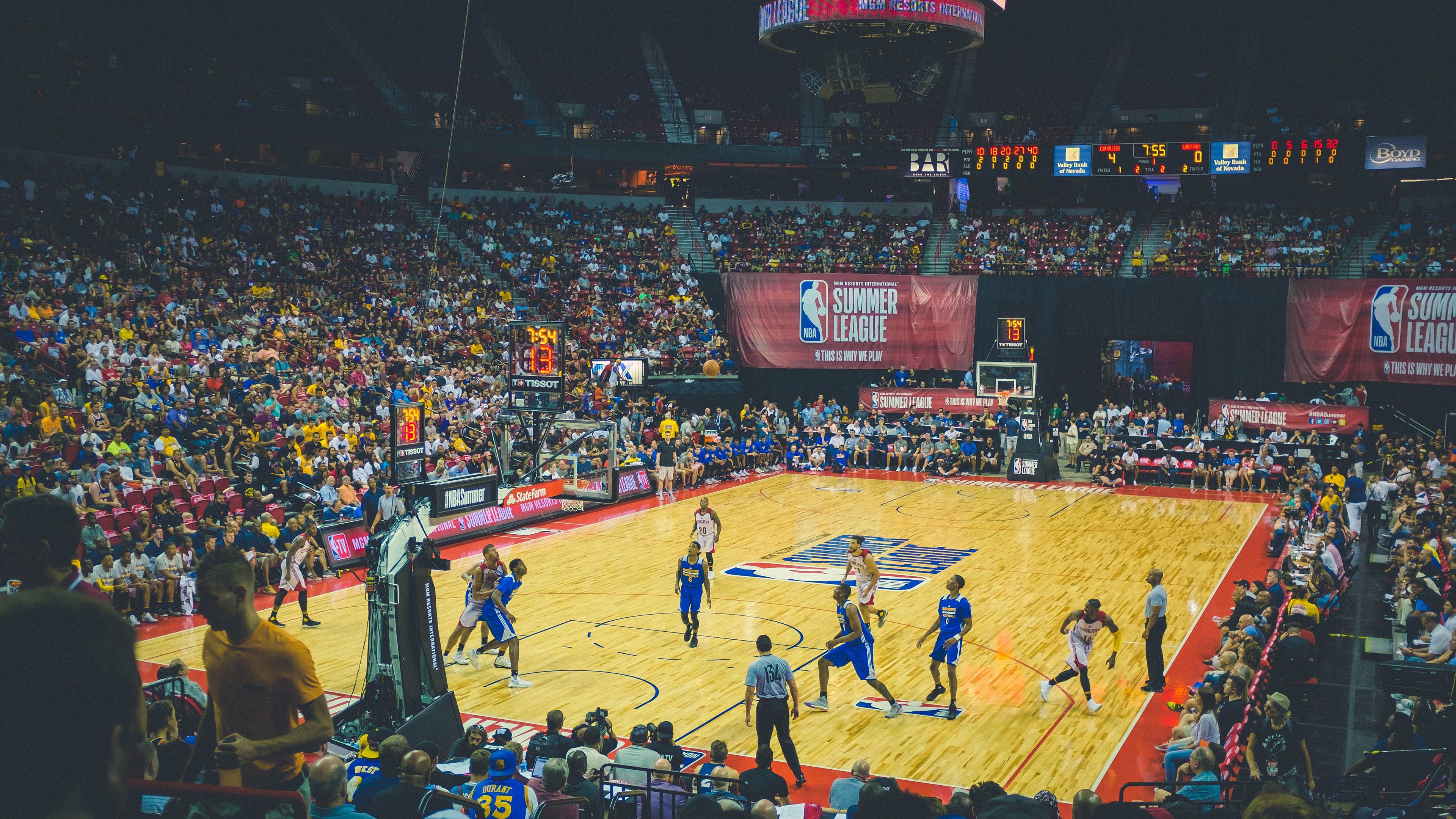 活塞淘汰76人，爱德华兹在德甲争冠战接管比赛，体育精神的跨洋共鸣