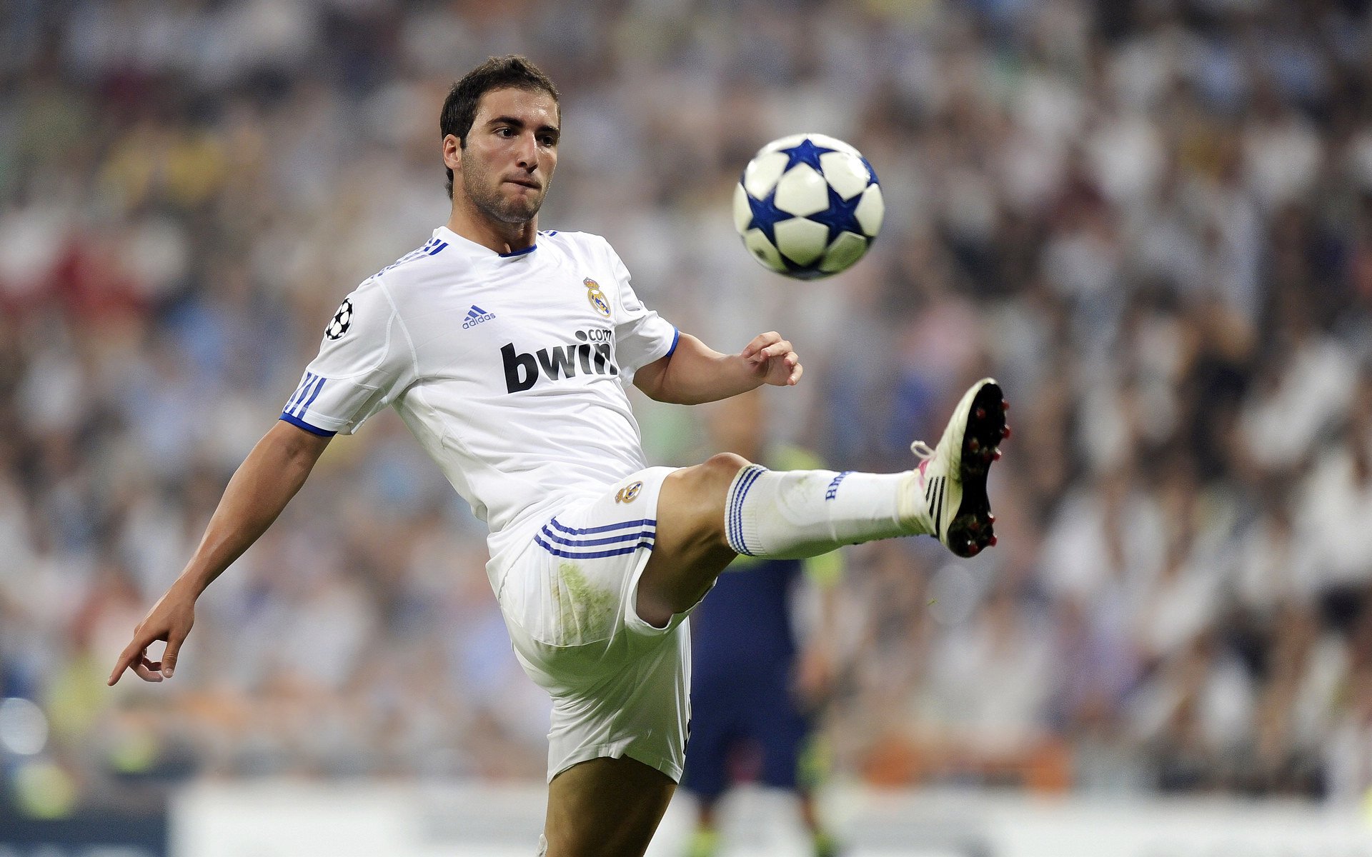 克罗地亚战术铁幕，莱万如何用智慧与意志，将切尔西的豪华战舰拖入泥潭